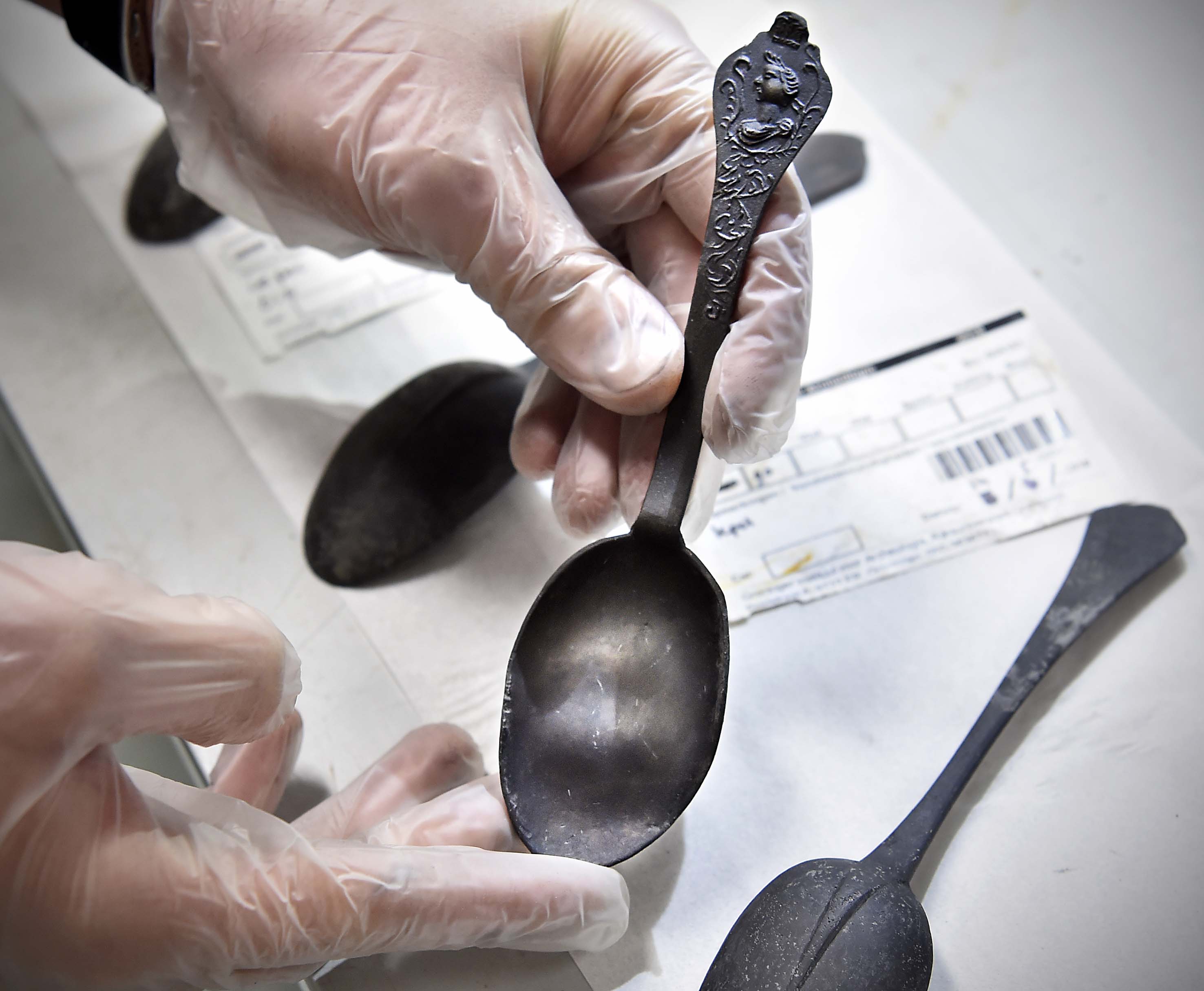 Een van de topstukken: de Royal Portrait Spoon, met het portret van Queen Anne. Een dure lepel die niet voor iedereen was weggelegd.One of the showpieces is the Royal Portrait Spoon, decorated with a portrait of Queen Anne. Not everyone had such an expensive spoon.