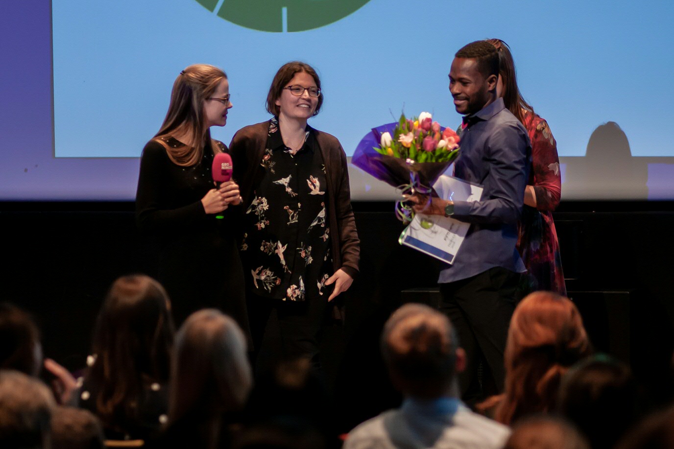 Nutifafa Doumon ontvangt de publieksprijs.Nutifafa Doumon receives the public prize.