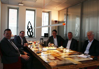 Jouke de Vries (voorzitter CvB RuG), Patrick Brouns (gedeputeerde Provincie Groningen), Wim van de Pol (lid CvB Noorderpoort), Henk Pijlman (voorzitter CvB Hanzehogeschool) en Peter Schouwstra (Provincie Groningen) vieren de start.