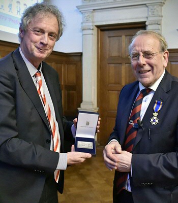 Rector Elmer Sterken awarding the University's 'Academiepenning' to Prof. De Hosson