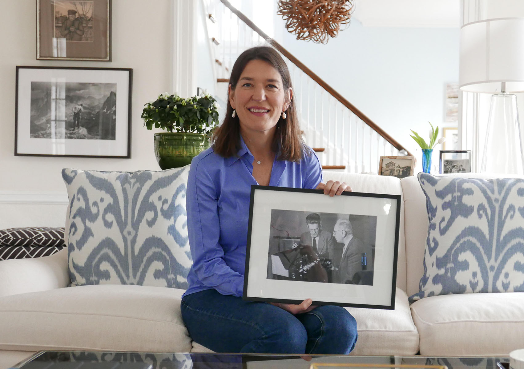 Kate Zernike met foto van grootvader Frits Zernike, UG alumni.