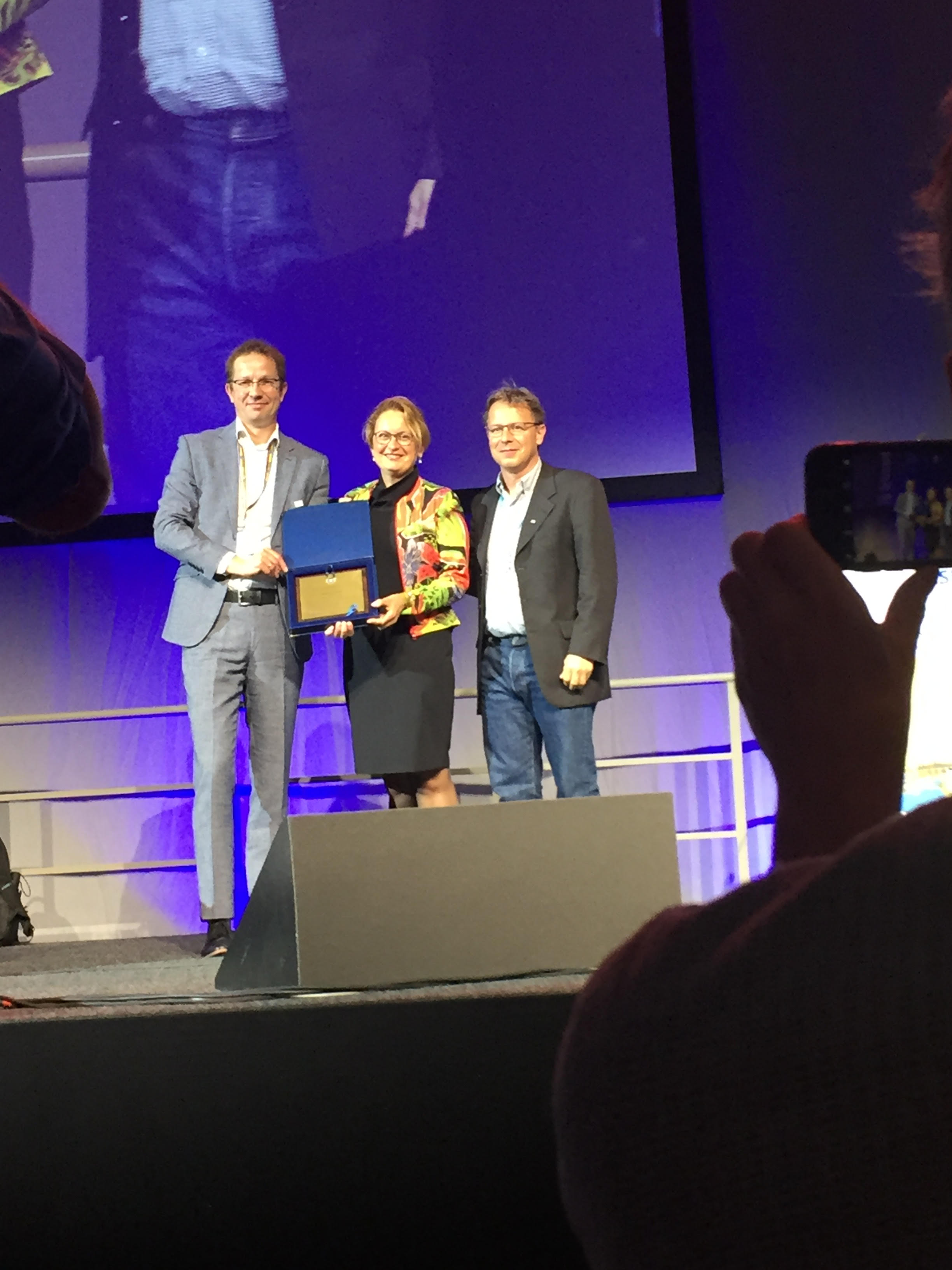 Wijmenga ontving haar prijs op dinsdag 18 juni tijdens het ESHG-congres.Prof. dr. Cisca Wijmenga has been awarded the 2019 award of European Society of Human Genetics (ESHG).