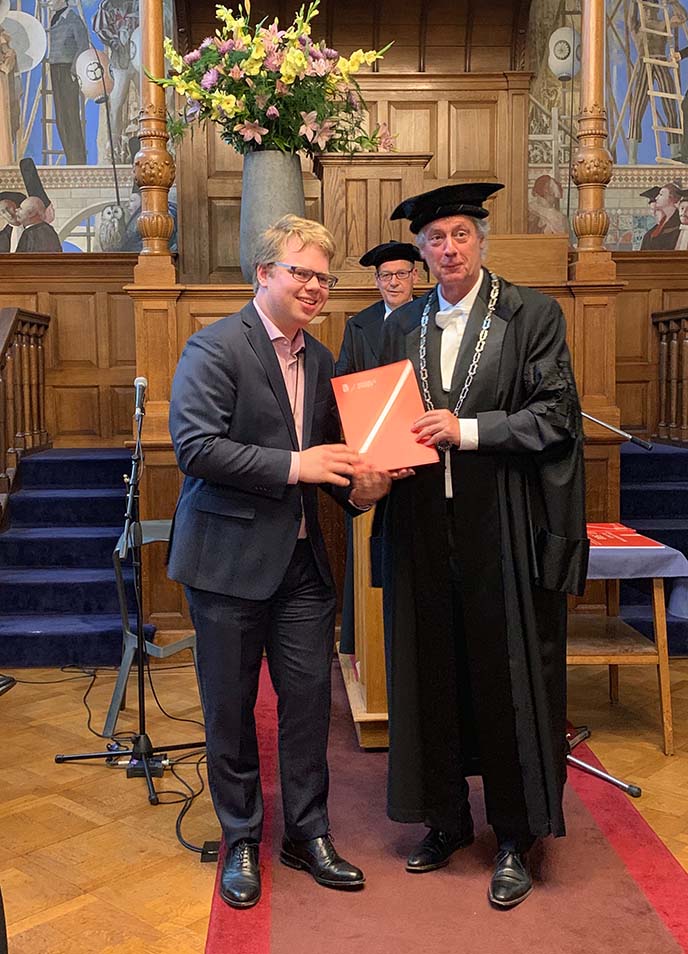Joachim Bekkering krijgt de prijs overhandigd door rector magnificus Elmer Sterken