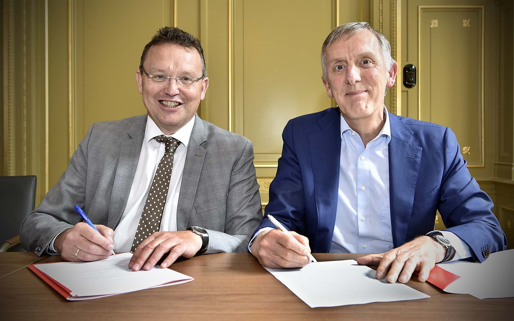 UG President Jouke de Vries and WUR Rector Magnificus Arthur Mol sign a declaration of intent (Photo: Elmer Spaargaren)