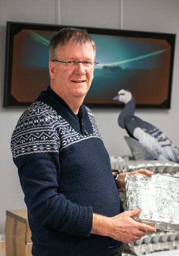 Maarten Loonen, zijn woning op Spitsbergen op de achtergrond (foto: Daniël Houben)