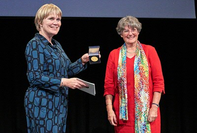 Mathilde van Dijk tijdens de uitreiking (Foto: Hilde de Wolf)