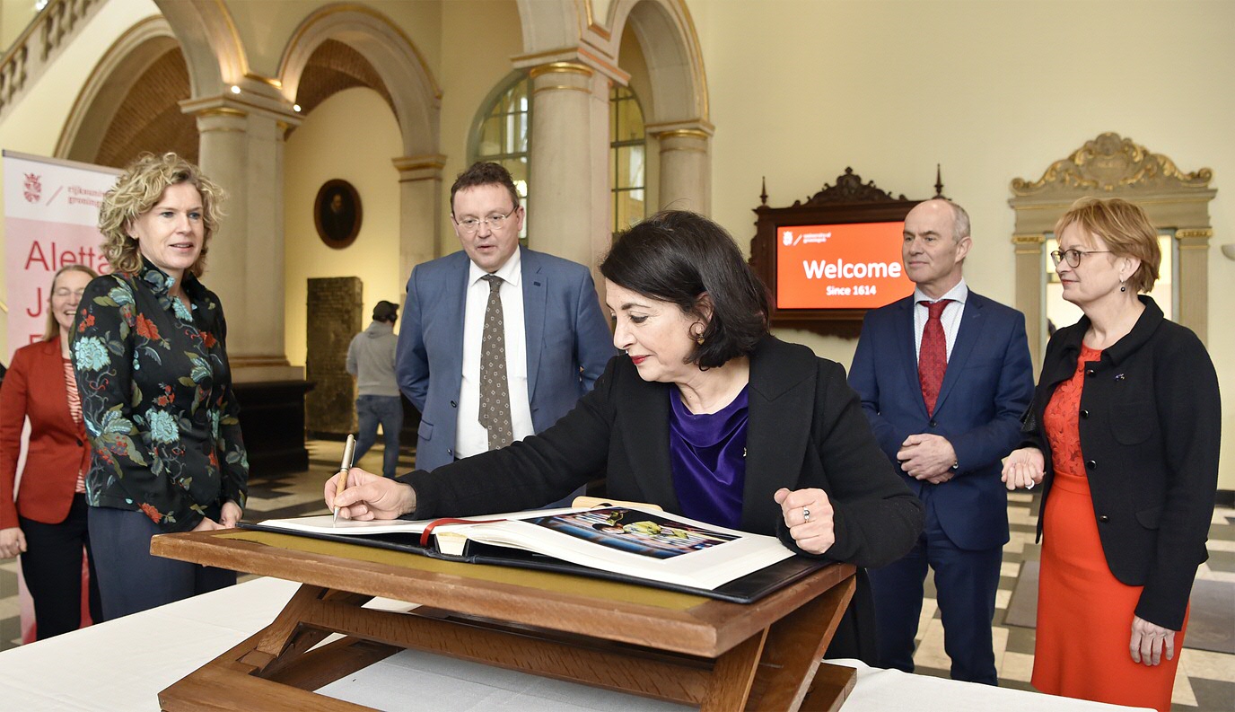 Het CvB en Janka Stoker verwelkomen Khadija AribThe Board of the University and Janka Stoker welcome Khadija Arib