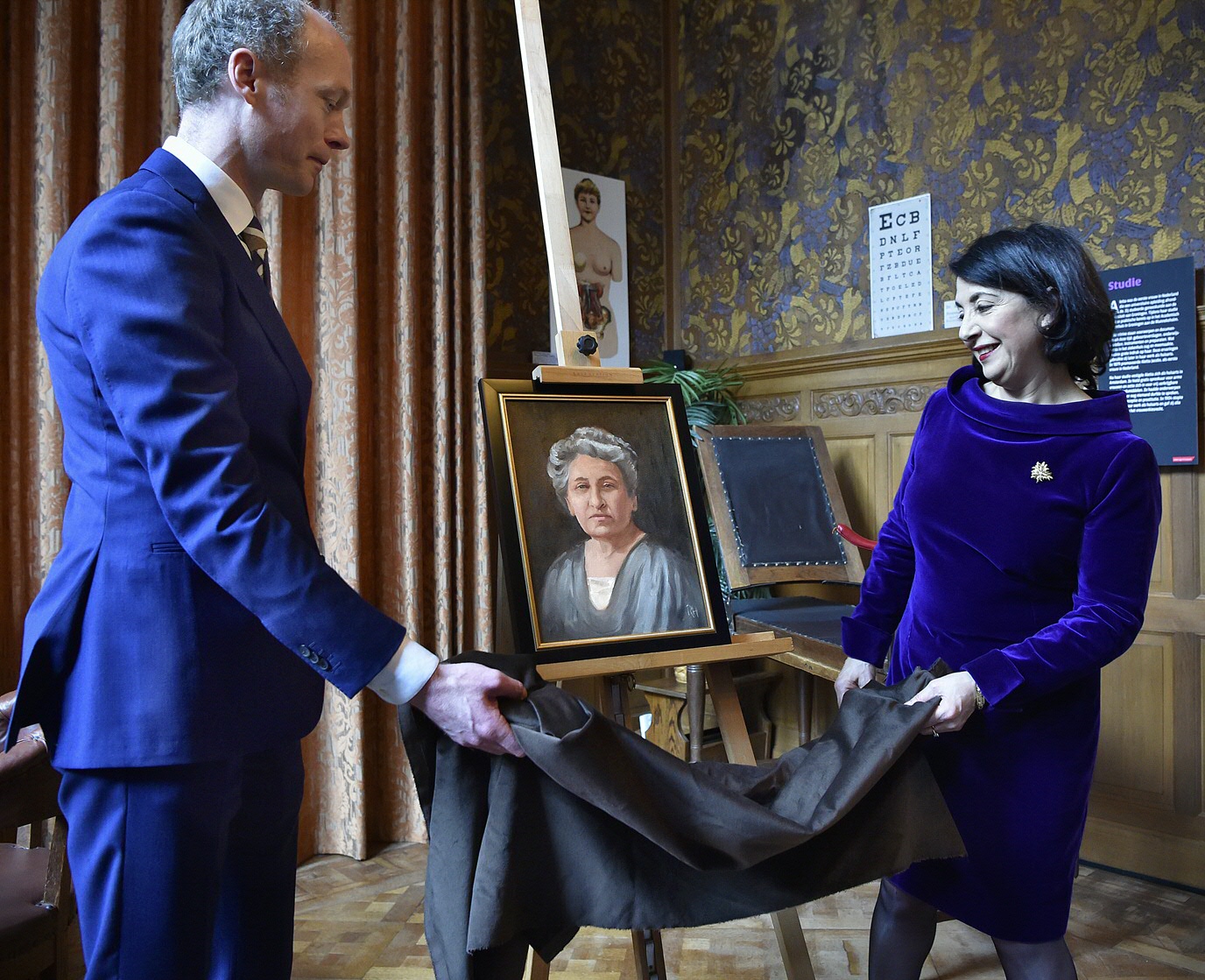 Khadija Arib onthult een nieuw portret van Aletta Jacobs in het Universiteitsmuseum