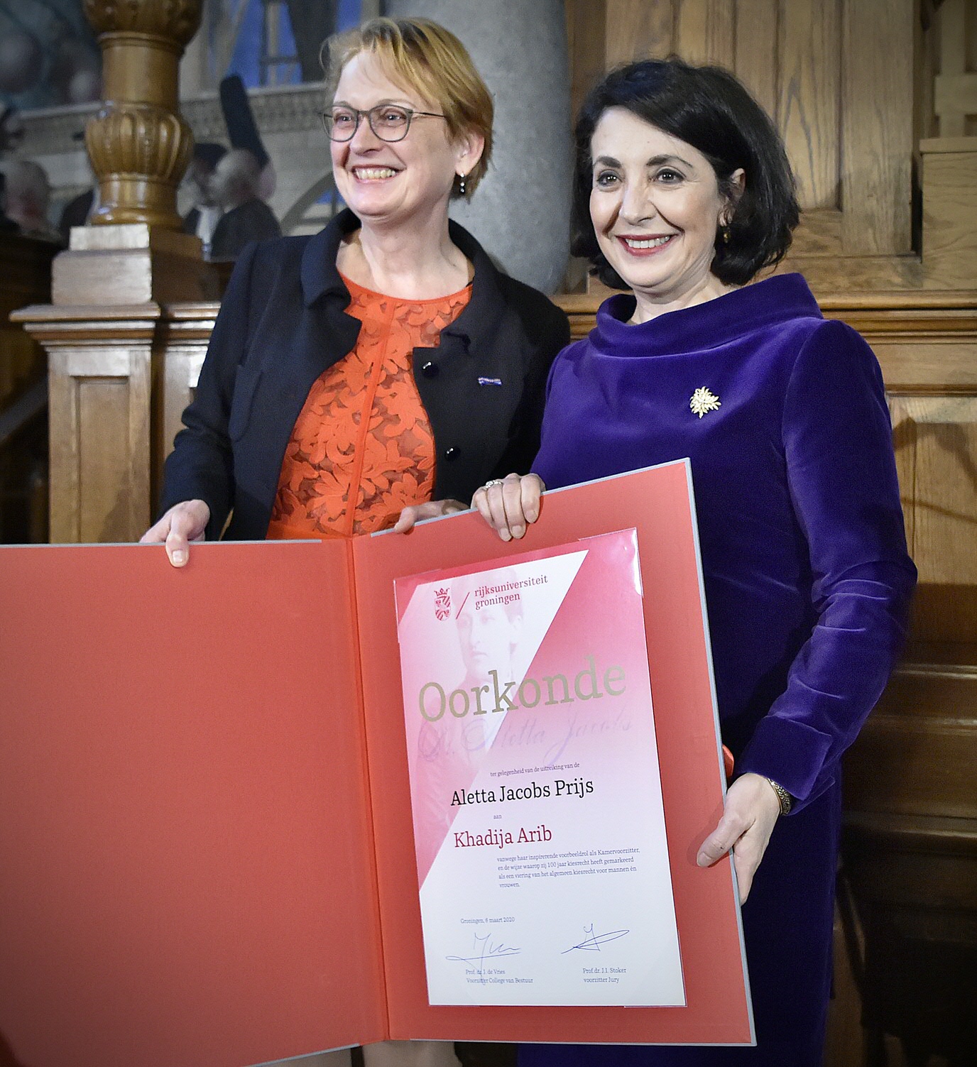 Rector Cisca Wijmenga reikt de oorkonde uit aan