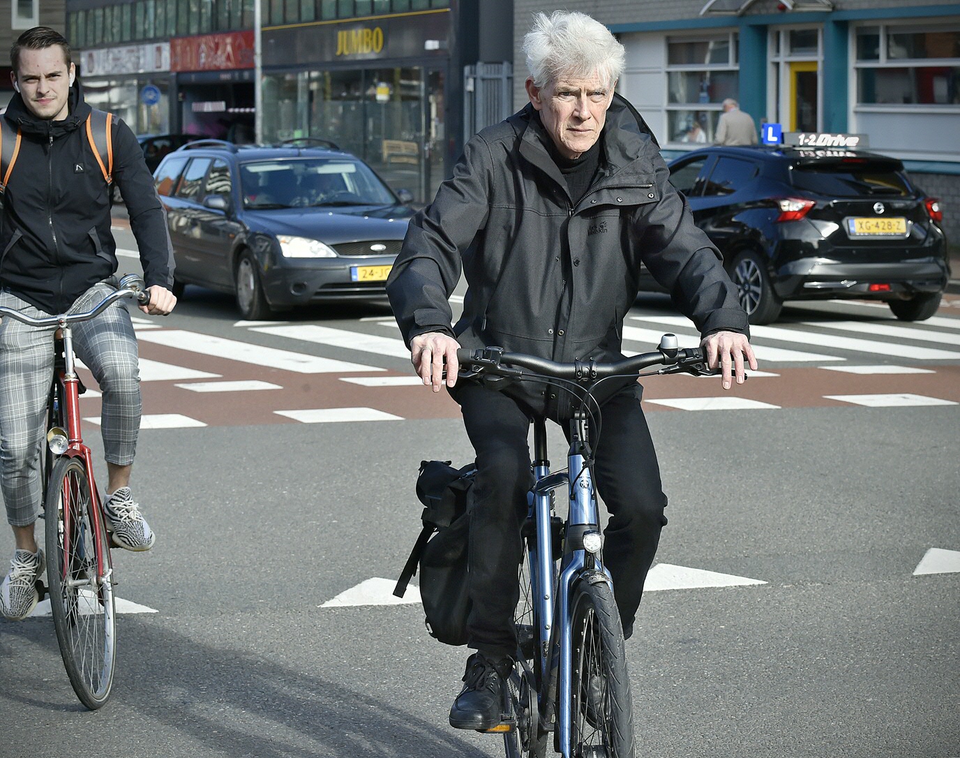 ‘Ook mijn overzicht wordt minder. Vroeger versnelde ik richting een kruispunt. Want stel: er komt een gaatje, dan vlieg ik er mooi tussendoor. Dat doe ik dus niet meer.’