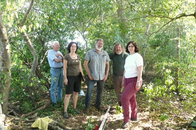 Proefboring in het Emsland (2018) door een deel van het projectteam: v.l.n.r. Geert Santing, Marion Heumüller, Henny Groenendijk, Michael Wesemann, Jana Fries. (foto Henny Groenendijk)Test drill in the Emsland area (2018) by part of the project team: from left to right, Geert Santing, Marion Heumüller, Henny Groenendijk, Michael Wesemann, Jana Fries. (photo Henny Groenendijk)