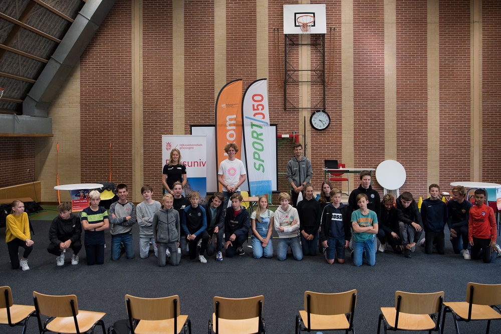 Een foto van de collegetour met op de achtergrond v.l.n.r. Femke Beuling, Olivier Split en Job Ijtsma