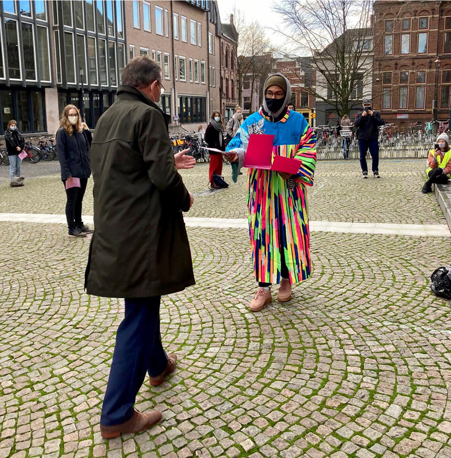 Bestuursvoorzitter Jouke de Vries neemt het manifest in ontvangst