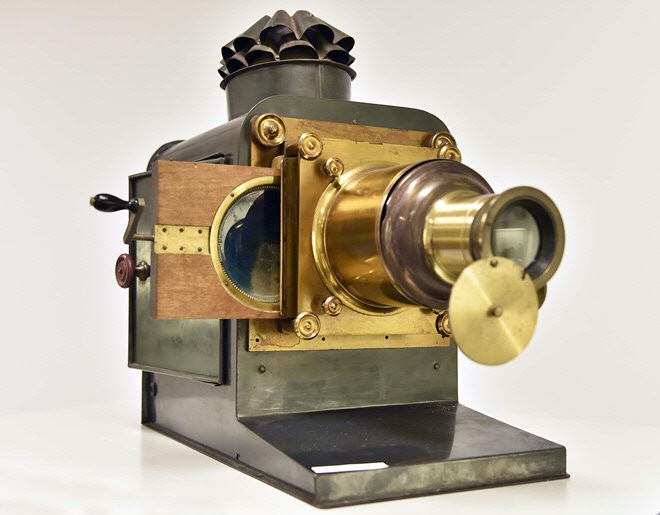 Een toverlantaarn, de voorloper van de diaprojector, opgekomen aan het eind van de 18e eeuw. Met een lichtbron in het apparaat konden beschilderde glasplaatjes geprojecteerd worden.A magic lantern, the predecessor of the slide projector that made its debut at the end of the eighteenth century. Using an internal light source, painted glass slides could be projected onto a surface.