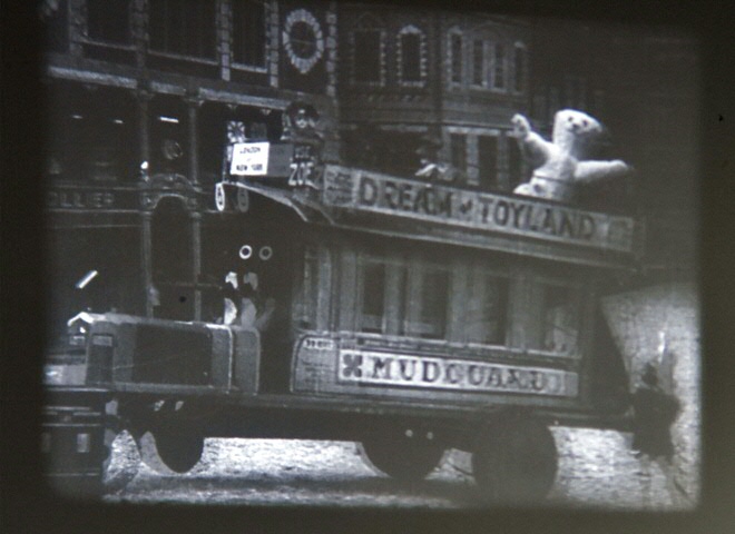 Een stop-motion animatie van de Britse filmpionier Arthur Melbourne-Cooper, Dreams of Toyland (1908), waarin een jongetje droomt dat zijn speelgoed tot leven komt. Foto’s werden beeldje voor beeldje aan elkaar werden geplakt.A stop-motion animation, Dreams of Toyland (1908), by British film pioneer Arthur Melbourne-Cooper, in which a little boy dreams that his toys come to life. The images were glued together frame by frame.