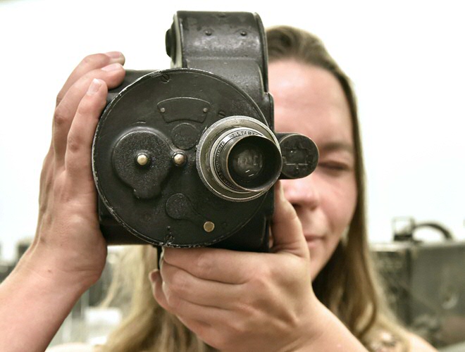 De Bell and Howell Filmo. Een draagbare, maar verrassend zware camera die werd gebruikt door de bekende oorlogsfotograaf Robert Capa en ook door Joris Ivens, tijdens de Spaanse burgeroorlog.De Bell and Howell Filmo. A portable but heavy camera used by the famous war photographer Robert Capa and also by Joris Ivens during the Spanish Civil War.