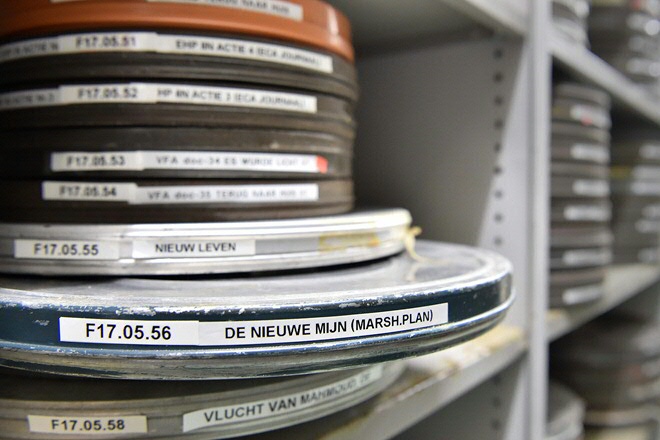 Kasten vol filmblikken: documentaires, maar ook speelfilms, variërend van propagandafilms over het naoorlogse herstelprogramma Marshall Plan tot La Dolce Vita in 7 blikken.Rows upon rows of film cans containing documentaries, motion pictures, propaganda clips about the post-war Marshall Plan reconstruction programme, and even La Dolce Vita in seven cans.