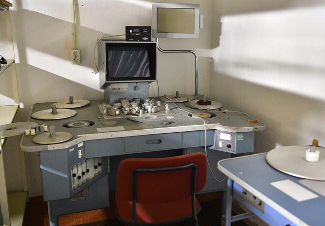 Een montagetafel van de Nederlandse cineast Bert Haanstra. Via een omweg bij de RUG terecht gekomen.Editing table that was owned by the Dutch filmmaker Bert Haanstra and found its way to the UG via a detour.