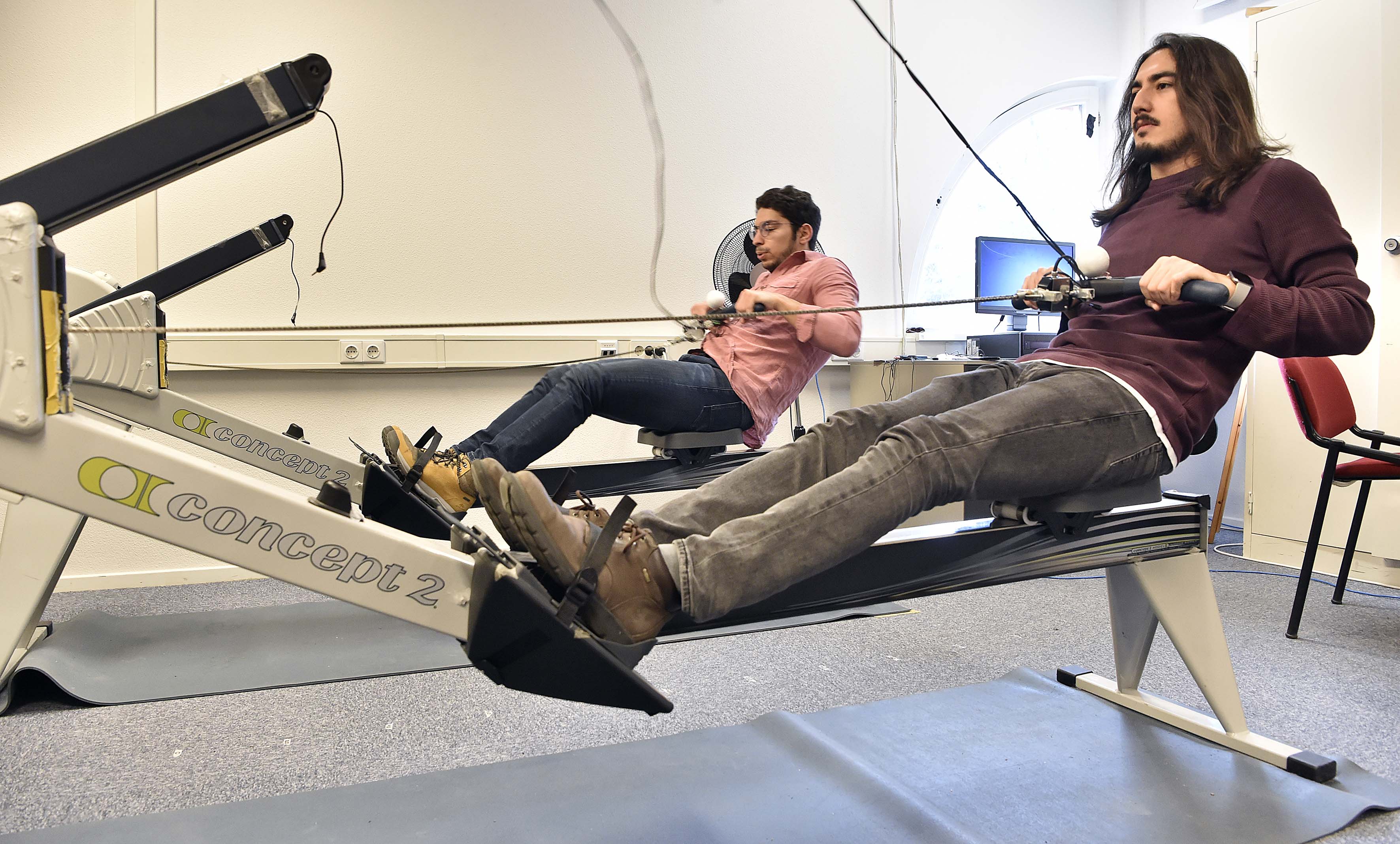 De topsportonderzoekers bij psychologie kijken met roeisimulatoren o.a. hoe competitie werkt. Pept een voorsprong je op en ontmoedigt een achterstand?Researchers of elite sports use rowing simulators to look at how competition works, as well as other things. Does being in the lead give athletes a mental boost and do delays discourage them?