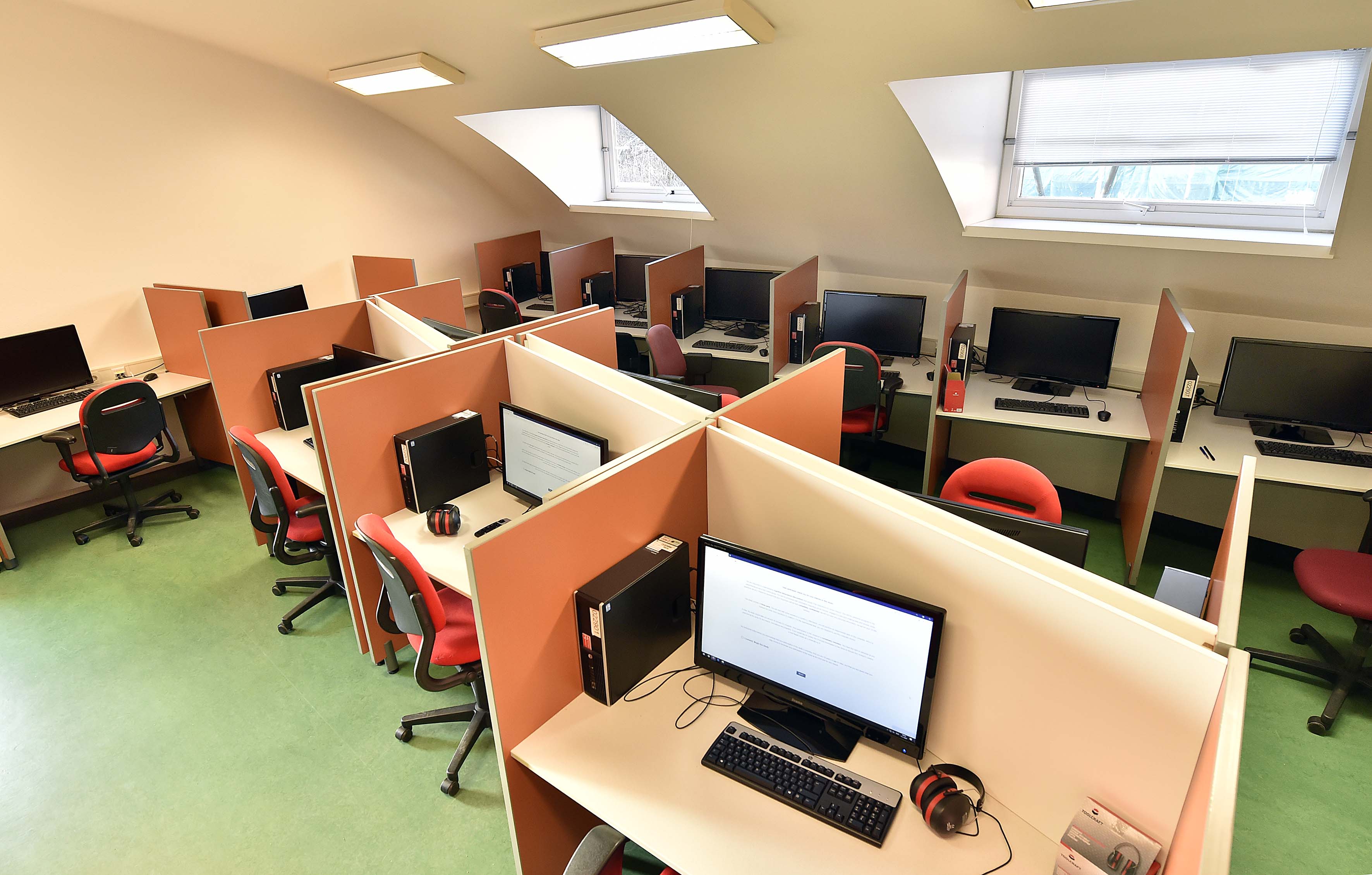 16 stoelen, 16 pc’s, 16 proefpersonen die bijvoorbeeld op een toets moeten drukken als... Veel mensen die een klein taakje doen, dat zorgt voor voldoende data voor een publicatie.Sixteen chairs, 16 computers, 16 test subjects that need to press a button, for example, when something happens. Making many people carry out a small task ensures that enough data is gathered for a publication.