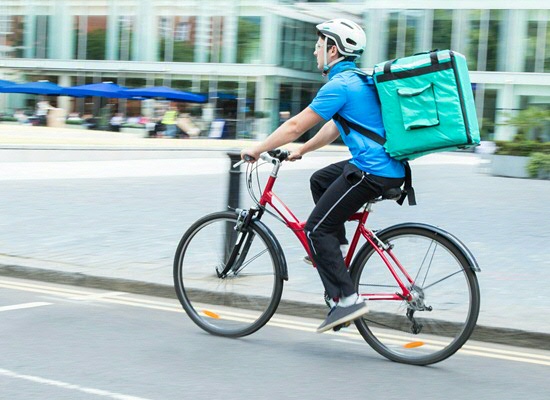 ‘Fietskoeriers zijn een voorbeeld waarbij veel onzekerheid komt kijken. Je weet niet wanneer pakketjes aangemeld worden en wat de routes zullen zijn.’ (Foto: Daisydaisy/123RF)