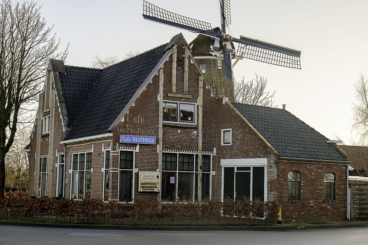 Café Nastrovja in Zeerijp, versterkt met balken na aardbevingsschade. Foto door Hardscarf.