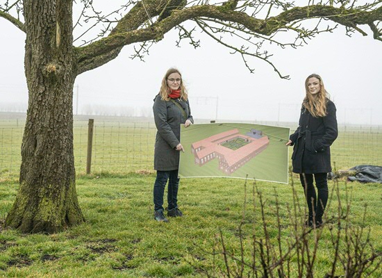 Loïs en Kjelda op de locatie van voormalig klooster Yesse, bij Essen, onder de rook van Groningen. (foto: Reyer Boxem)