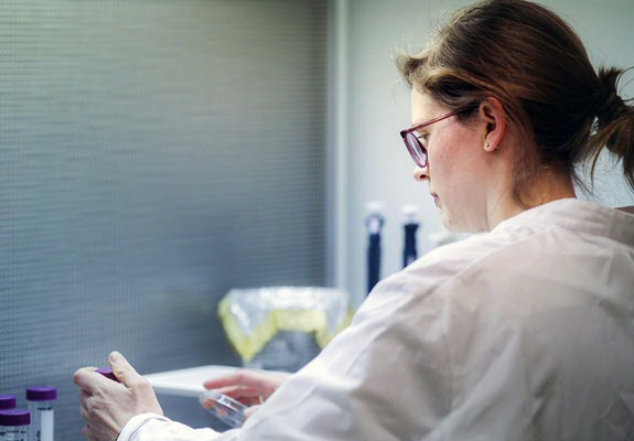 Wereldwijd zijn tot nu toe miljarden geïnvesteerd in onderzoek naar Parkinson, maar medicijnen die de ziekte echt remmen zijn moeizaam te vinden.