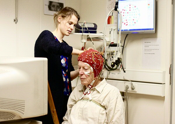 Amélie la Roi tijdens haar onderzoek (foto: Jennieke Oordt)