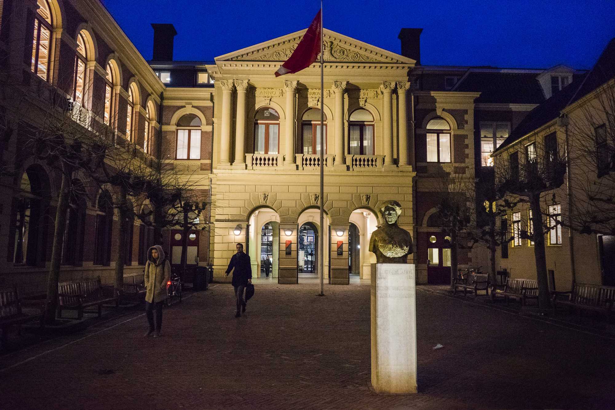 The statue of Jacobs in front of the Harmonie building