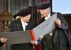 Ban Ki-moon ontvangt een eredoctoraat van Elmer Sterken (2018) (Foto: Elmer Spaargaren)