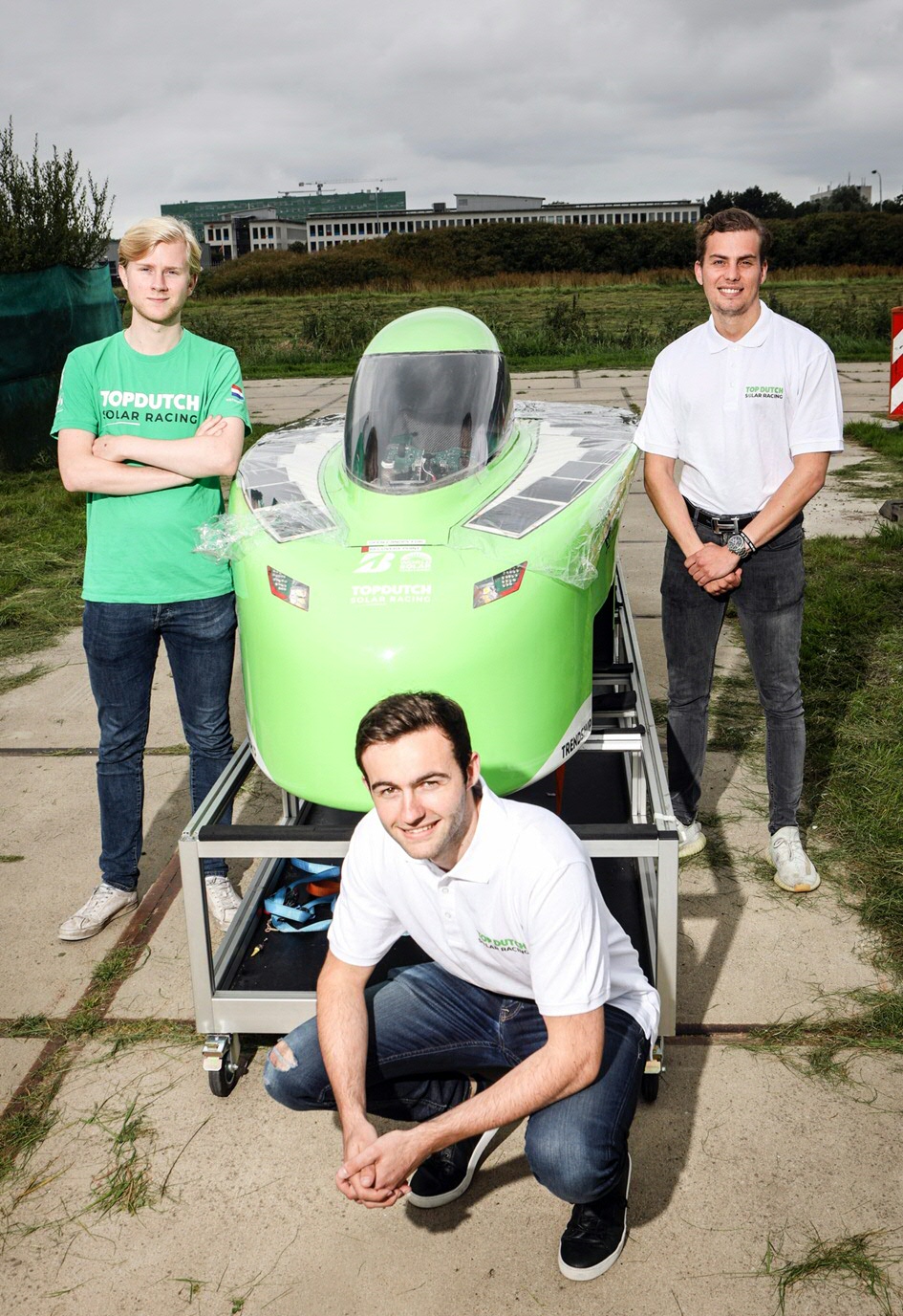 Rick, Ruben en Aymar bij de Green Lightning, de vorige zonneauto van Top Dutch Solar Racing.