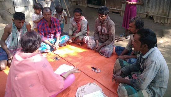 Vaders in Bangladesh bespreken groei van kinderen in een focus group discussie. In ondergelopen gebieden in Bangladesh hangt het relatief vaak van vaders af of de moeder de bevalling overleeft. In deze focusgroep bespreken ze hun mogelijkheden.