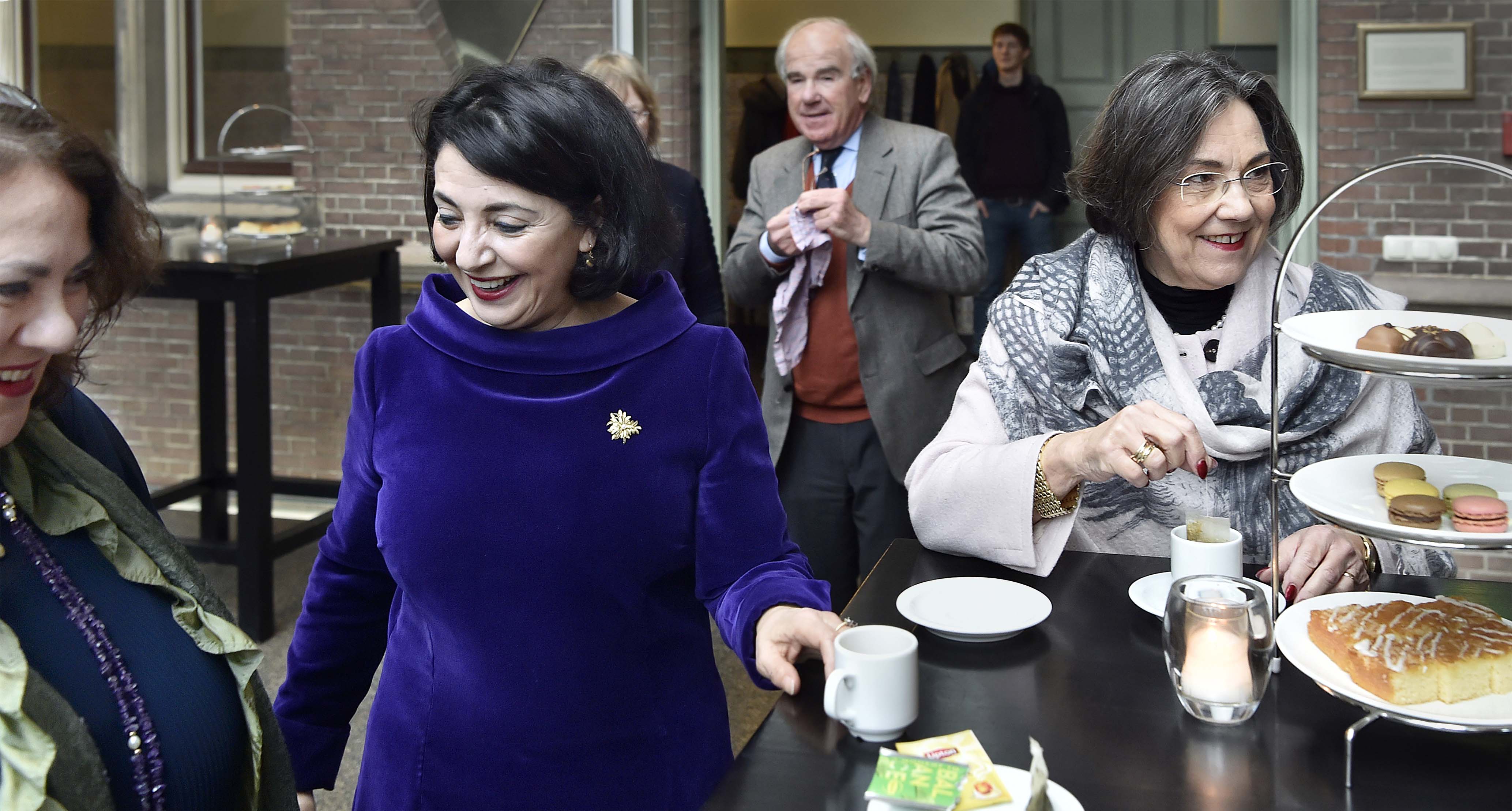 6 maart 2020: Drie oud-voorzitters van de Tweede Kamer in de Spiegelzaal van het Academiegebouw, ter gelegenheid van de uitreiking van de Aletta Jacobsprijs aan Khadija Arib: Khadija Arib, Frans Weisglas (achtergrond) en Gerdi Verbeet.