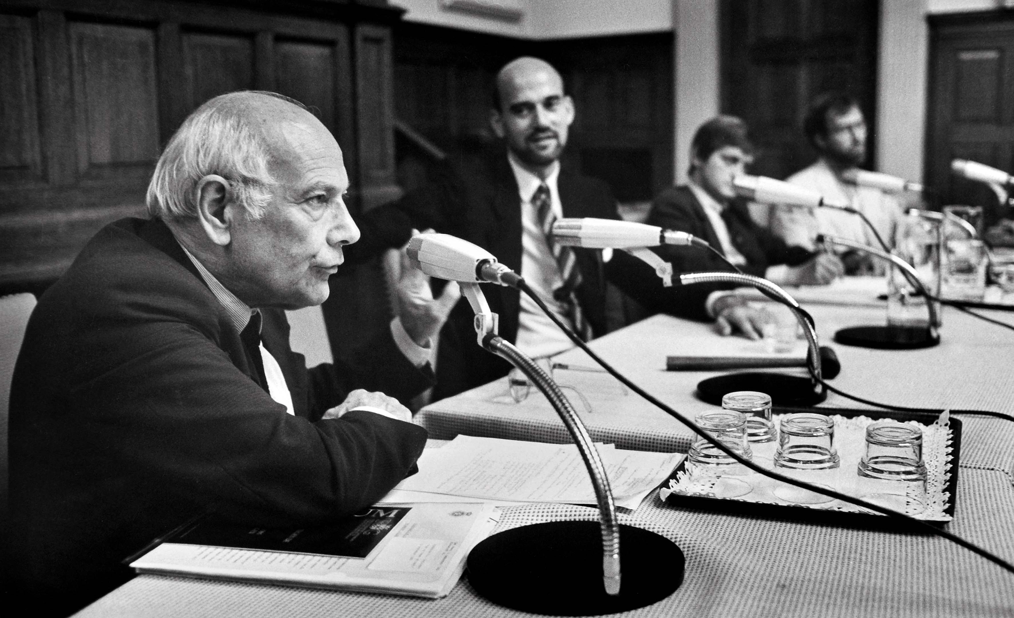 12 september 1985: PvdA-leider Joop den Uyl spreekt tijdens een symposium ‘voor en tegen de markt’ in de aula van het Academiegebouw. Pim Fortuyn (achter hem) is dagdeel-voorzitter.