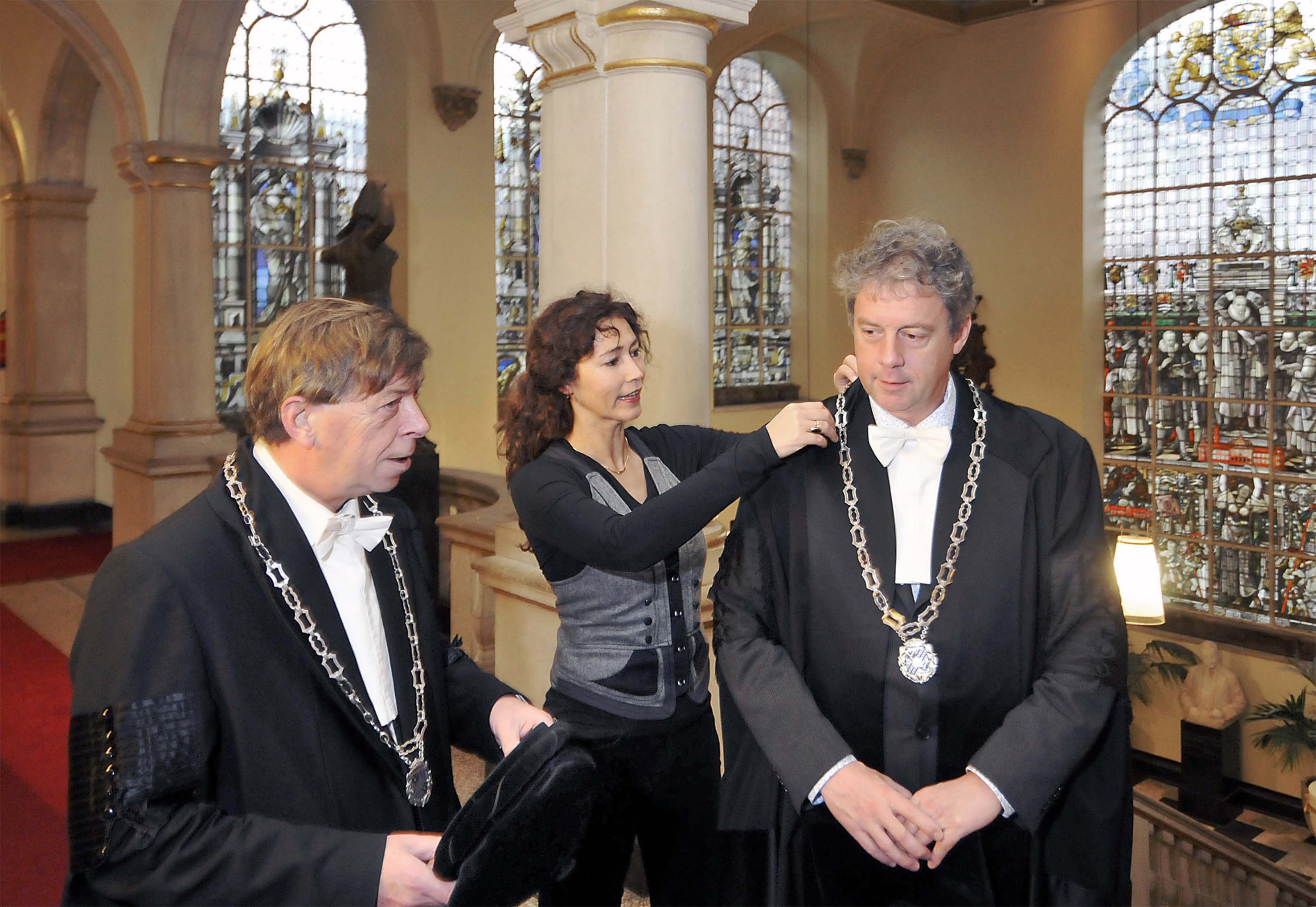 12 November 2010: Rector Magnificus Frans Zwarts as he leaves office and his successor Elmer Sterken prior to a photoshoot in the Academy Building. Monique Peperkamp (secretariat of the Rector) is in charge