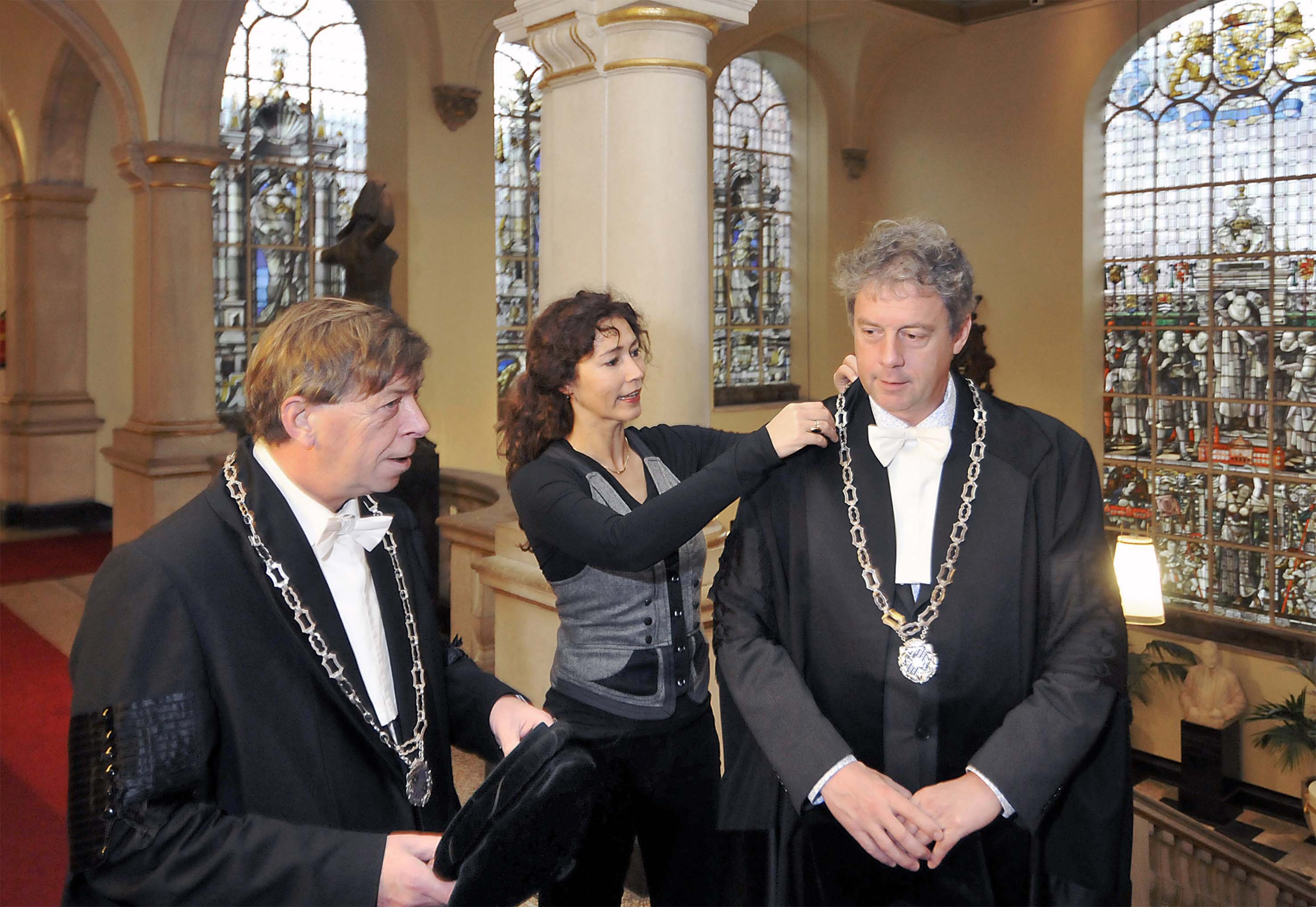 12 november 2010: Vertrekkend rector magnificus Frans Zwarts en zijn opvolger Elmer Sterken voorafgaand aan een fotoshoot in het Academiegebouw. Monique Peperkamp (secretariaat rector) heeft de echte leiding.