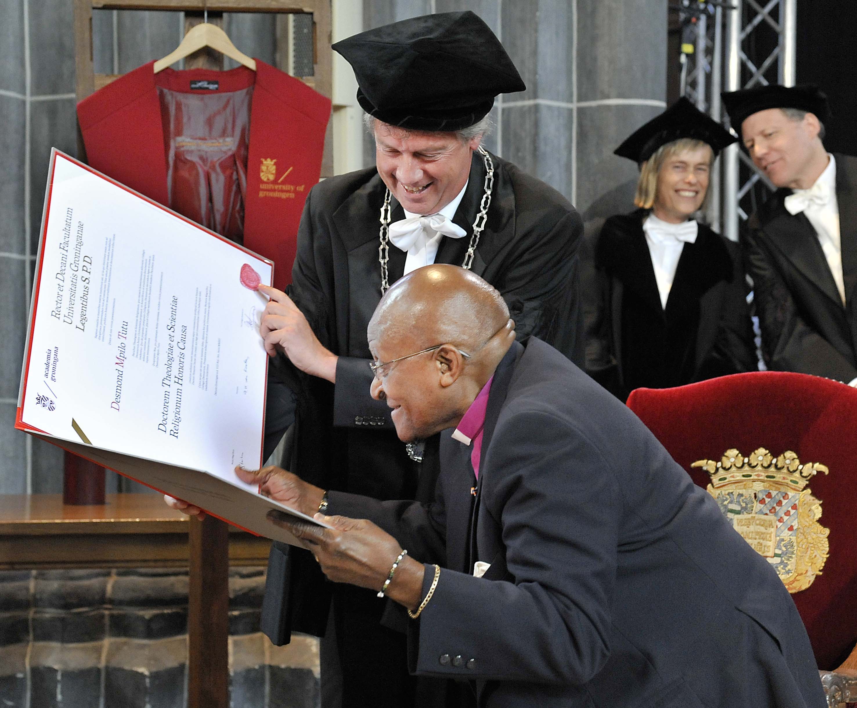 24 september 2012: Nobelprijswinnaar bisschop Desmond Tutu ontvangt zijn eredoctoraat uit handen van rector magnificus Elmer Sterken.