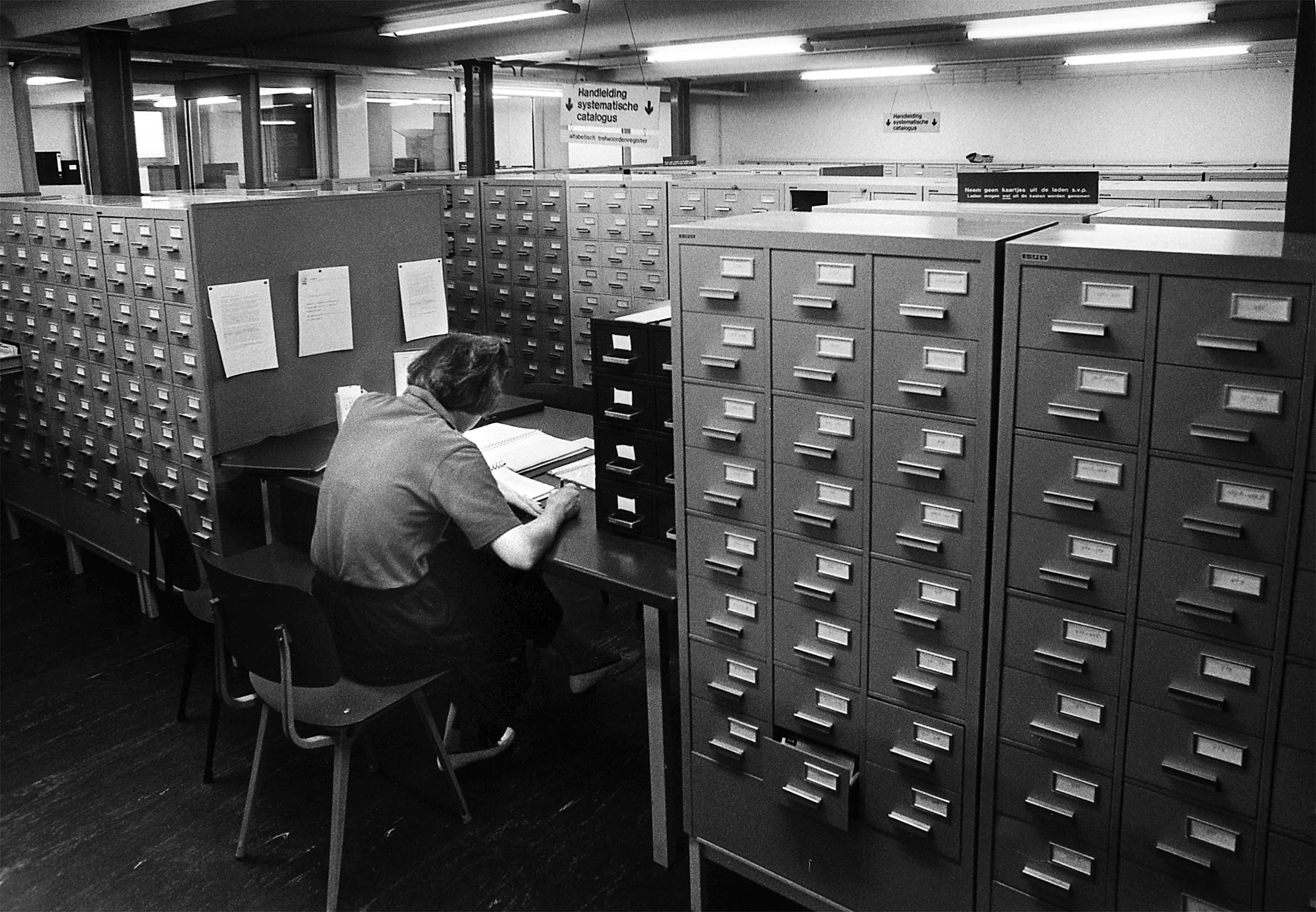 Jaren ’80: de catalogushal van de oude UB aan de Oude Kijk in ’t Jatstraat.