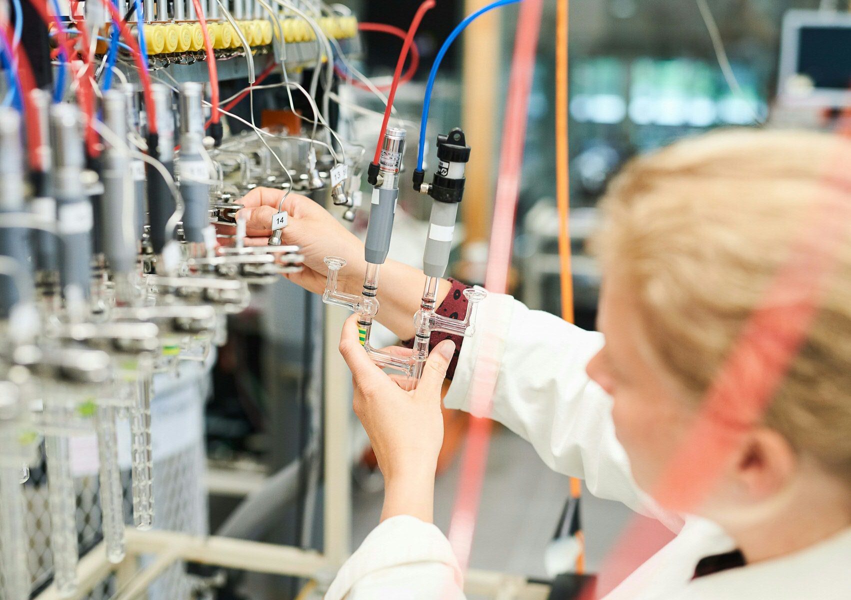 The apparatus used for the conversion of CO2 to graphite for radiocarbon measurement (Photo: Ronald Zijlstra).