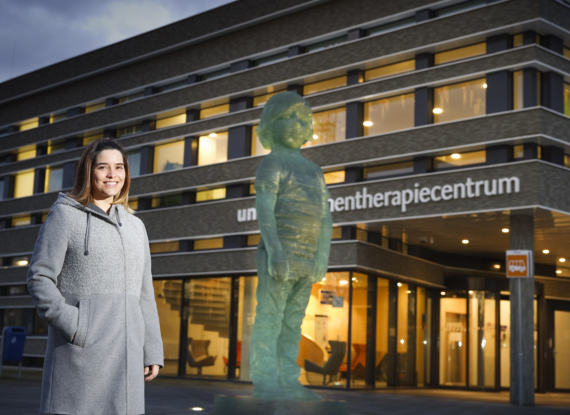 “We weten uit eerder onderzoek dat kinderen die behandeld zijn voor een hersentumor minder vaak hun middelbare school afmaken. Daarom willen we meer weten over het verband tussen hersenschade, bestraling en taalstoornissen.”