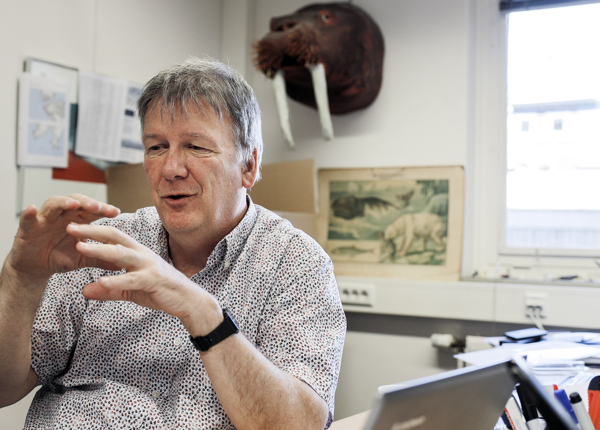 Maarten Loonen in het kantyoor van het Arctisch Centrum