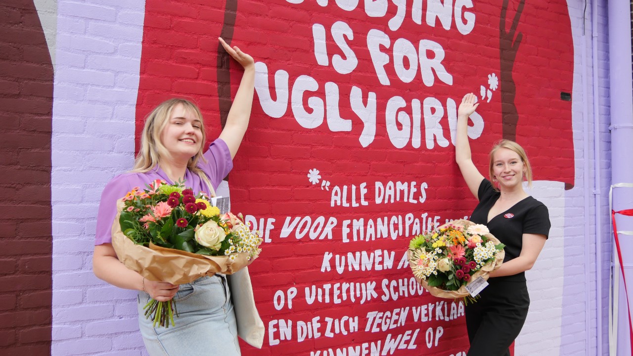 Kunstenaars Jonna Bo Lammers en Lotte Masker voor de muurschildering. Foto: Vincent Wiegers (Instagram: vincent_wiegers_vew1979)