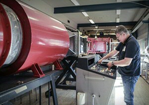 Eize Stamhuis bij de windtunnel op Zernike.