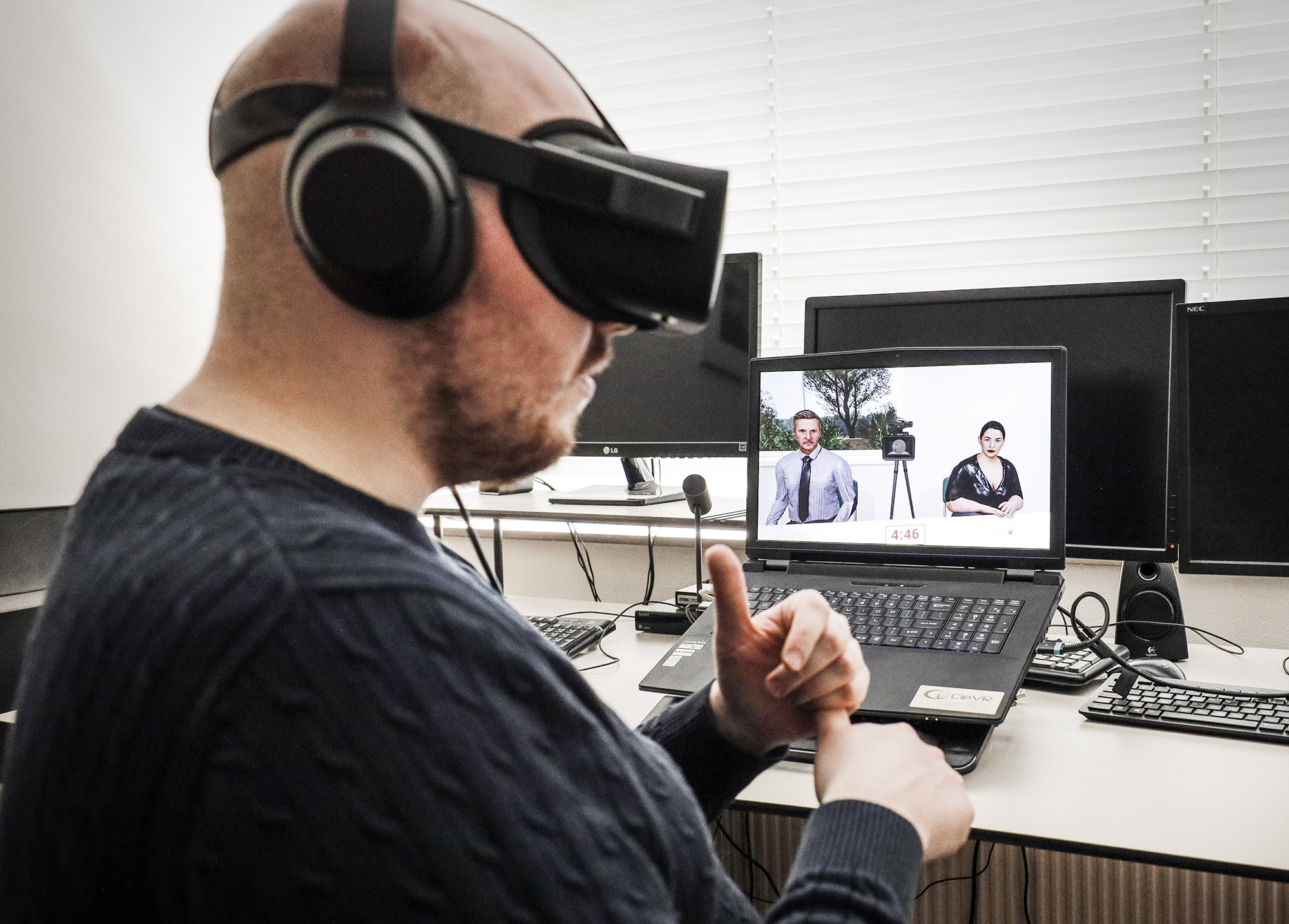 Man met VR-bril