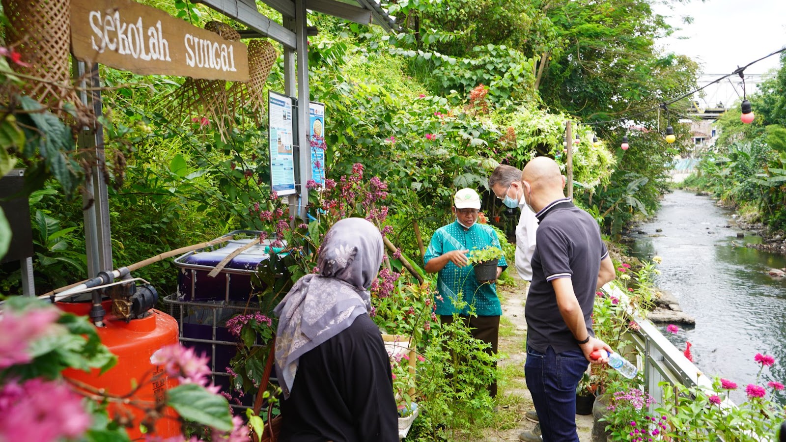 "Sekolah sungai" (rivierschool) - het grijswaterzuiveringssysteem is een "school" voor de lokale gemeenschap, een plek waar jong en oud kunnen leren hoe academisch onderzoek kan worden toegepast op problemen in het dagelijks leven.