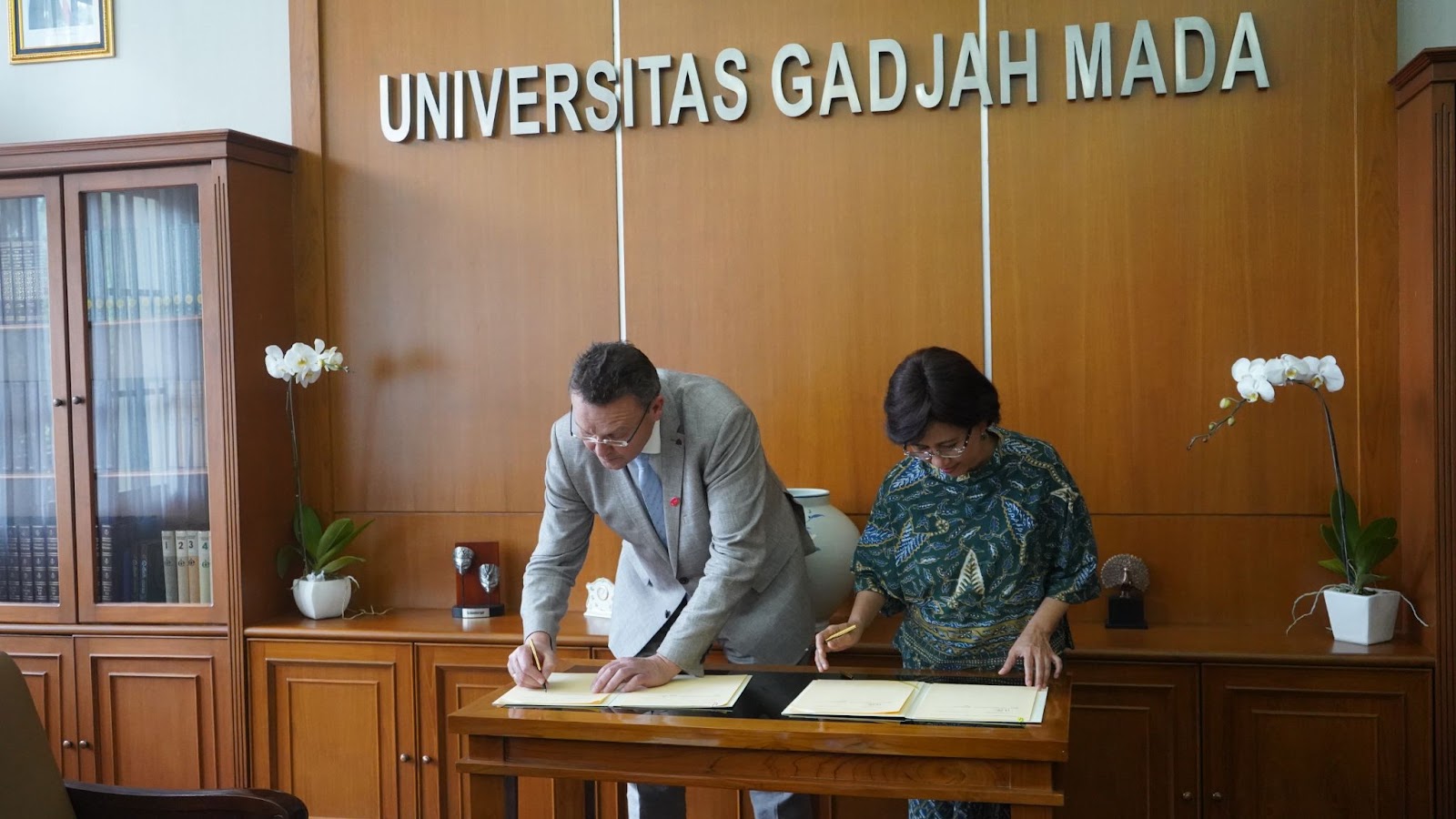 Voorzitter van het College van Bestuur van de RUG Jouke de Vries en rector magnificus van de Gadjah Mada University (UGM) ondertekenen de samenwerkingsovereenkomst.