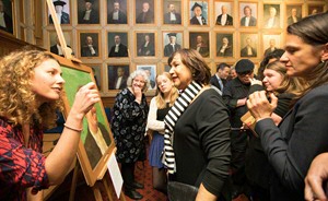 Tijdens de onthulling van de portretten (foto: Gerhard Taatgen)