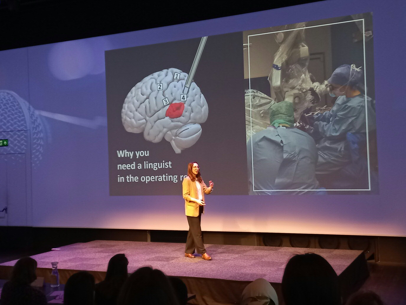 Ntemou tijdens haar presentatie