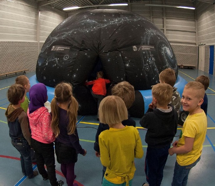 kinderen bij mobiel planetarium